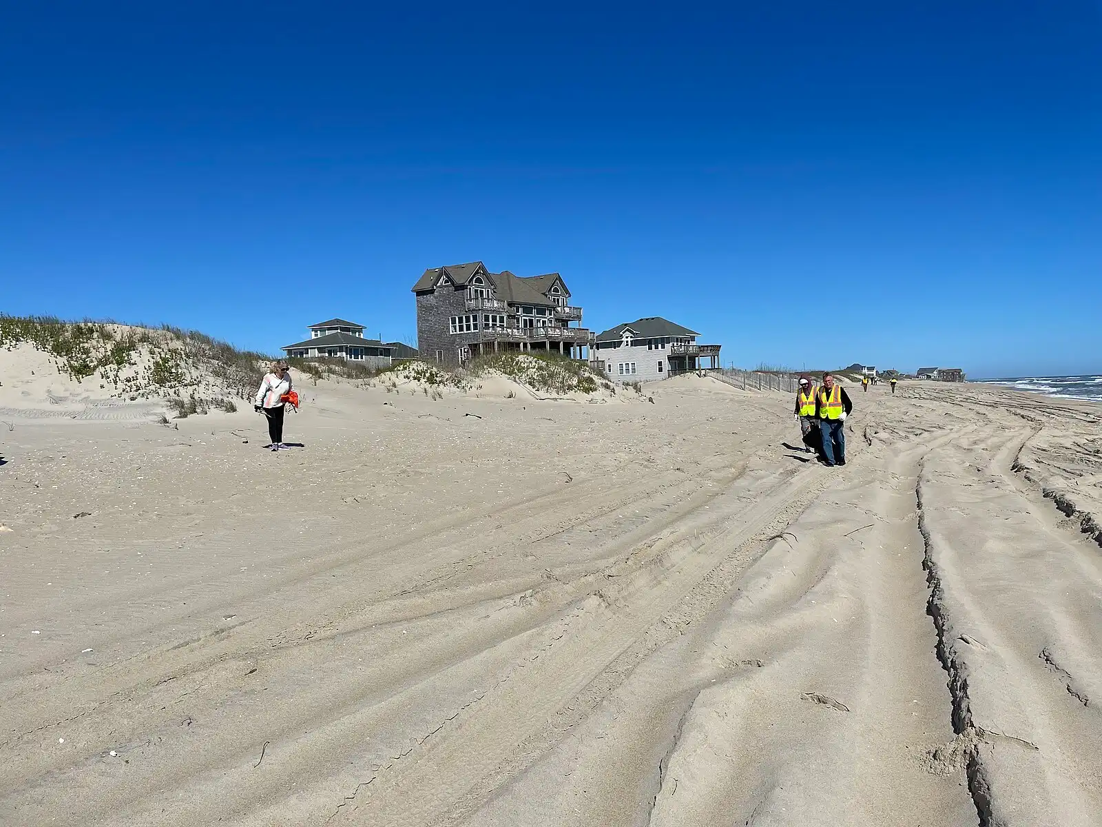 Vrijwilligers ruimen strandafval op
